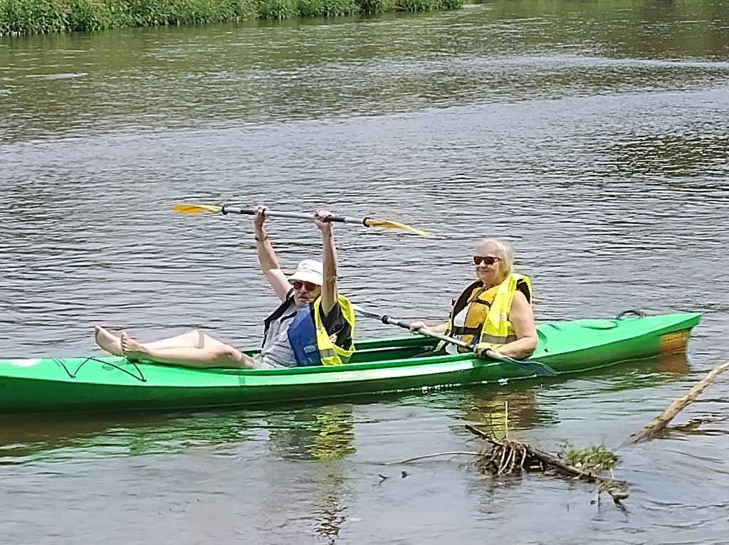 Seniorzy-na-kajaku-1024x766 Sprawozdanie - "Bezpieczna rzeka"