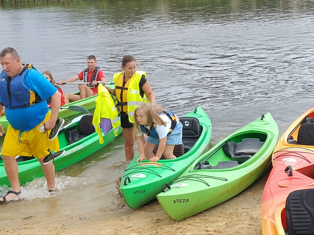 Sz.-spec-kajaki-brzeg-1024x766 Sprawozdanie - "Bezpieczna rzeka"