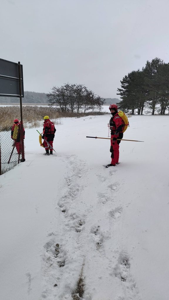 s1-576x1024 Ratownicy WOPR doskonalili umiejętności w ratownictwie lodowym – 11 stycznia w Piotrkowie Trybunalskim