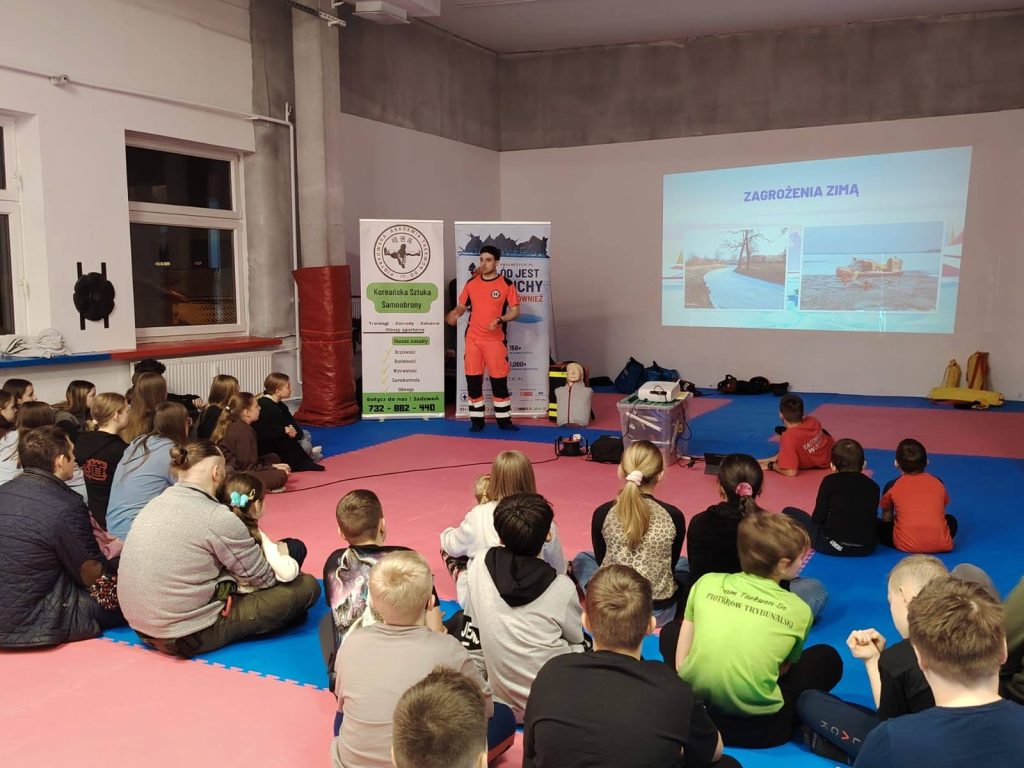 t2-1024x768 Ratownicy WOPR w ramach kampanii „Kruche Życie” odwiedzili Piotrkowską Akademię Taekwon-do