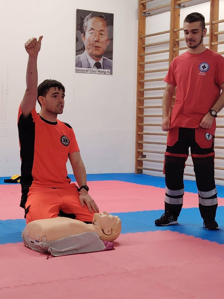t3-768x1024 Ratownicy WOPR w ramach kampanii „Kruche Życie” odwiedzili Piotrkowską Akademię Taekwon-do
